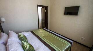 Гостиница Guest house Kolibri Геленджик Четырехместный номер -люкс-1